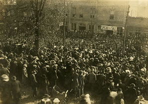 crowd in Toccoa to see Billy Sunday